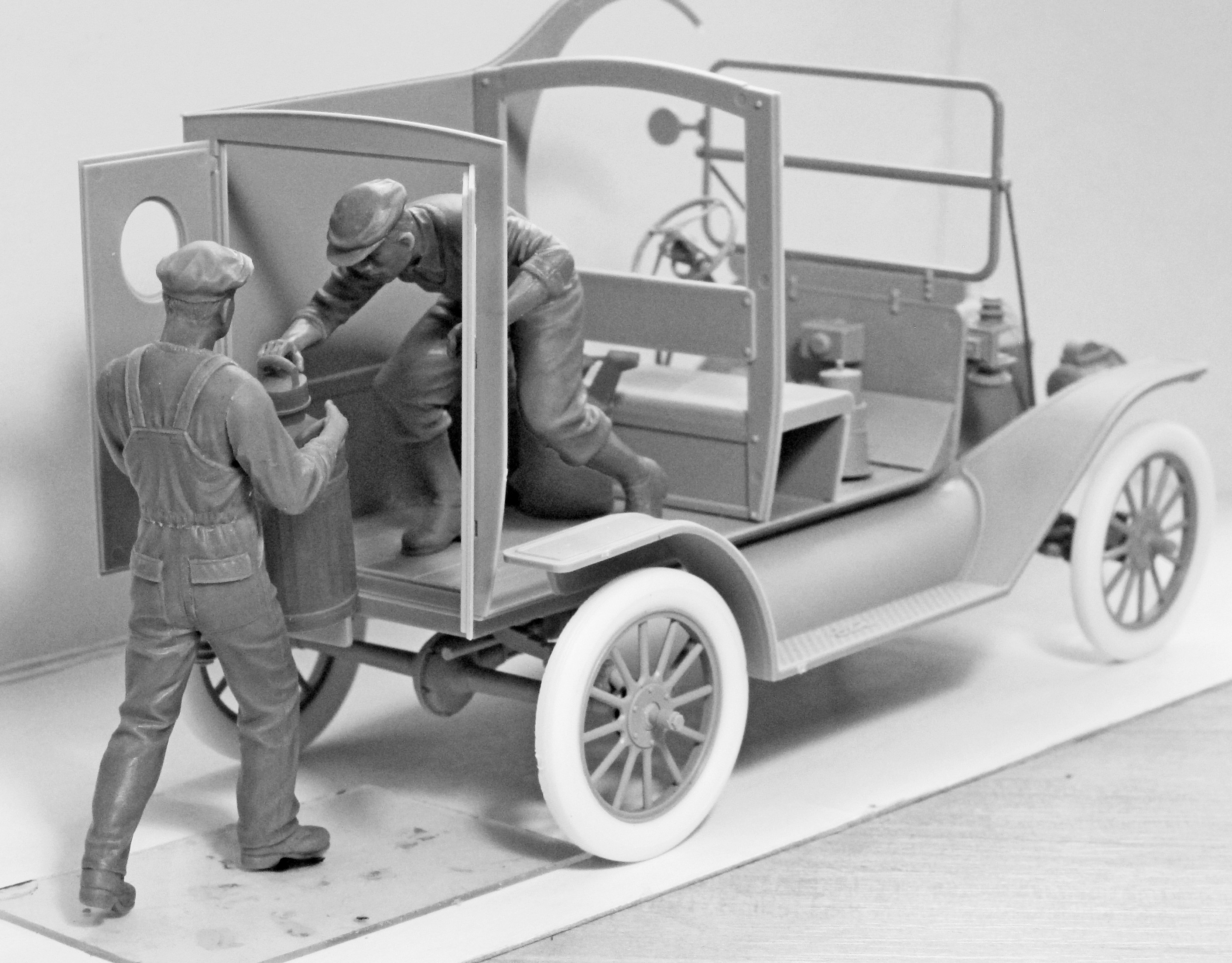 1/24 American Gasoline Loaders (1910s) (2 figures) (100% new molds) 24018