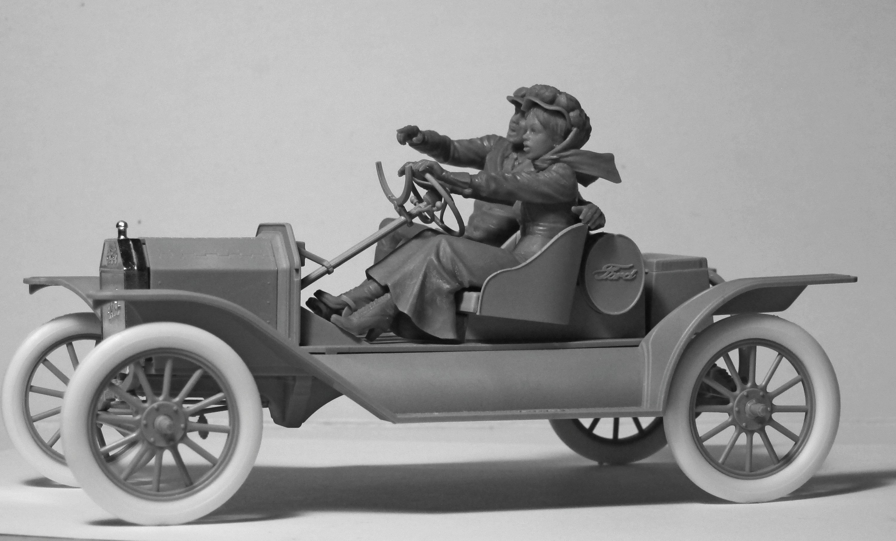 1/24 American Sport Car Drivers (1910s) (1 male, 1 female figures) (100% new molds) 24014