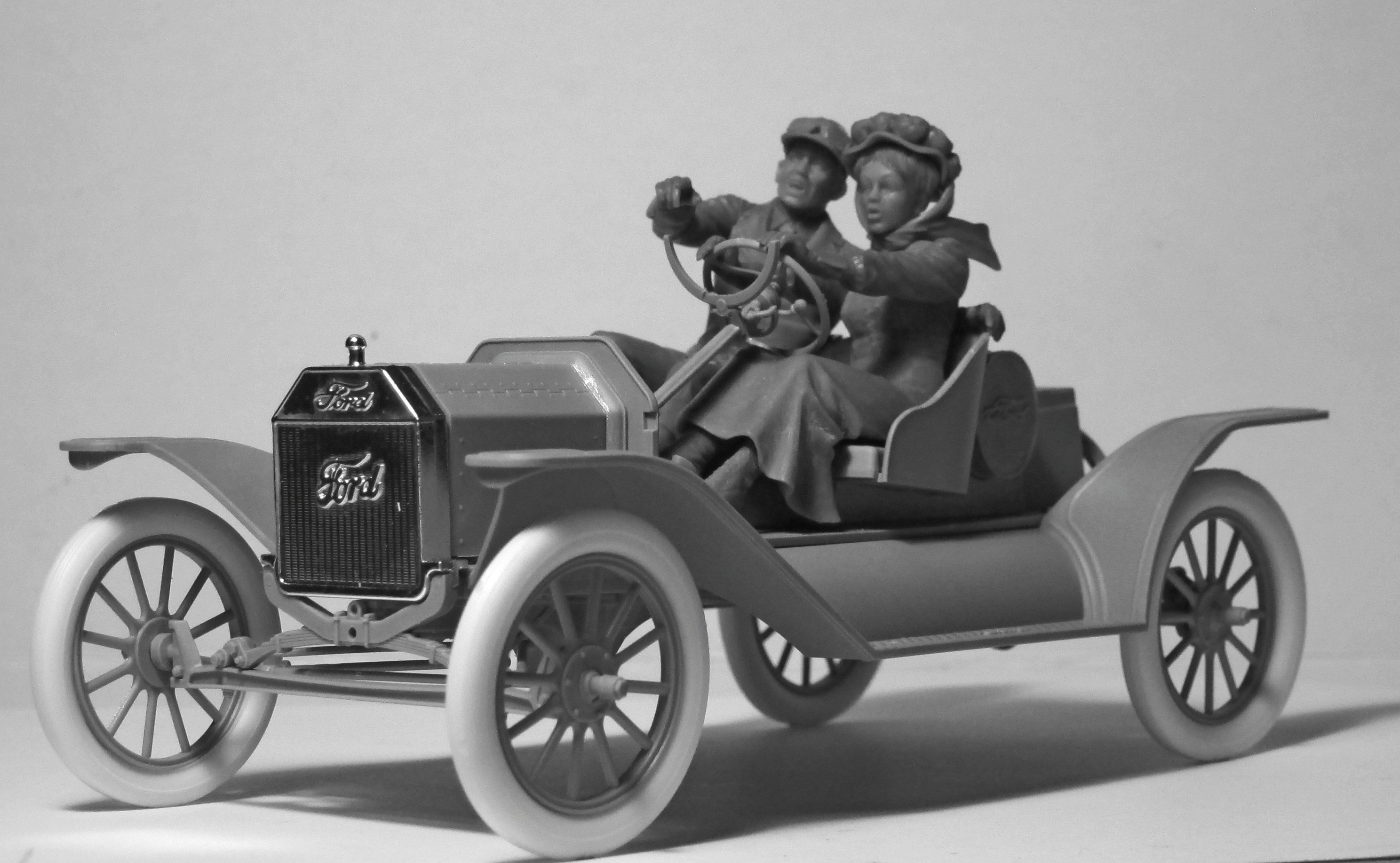 1/24 American Sport Car Drivers (1910s) (1 male, 1 female figures) (100% new molds) 24014